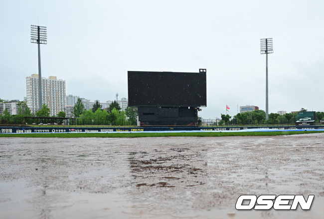 [OSEN=광주, 김성락 기자] 16일 오후 광주 북구 기아챔피언스필드에서 열릴 예정이던 ‘2025 신한 SOL Bank KBO리그’ KIA 타이거즈와 두산 베어스의 경기가 우천으로 취소됐다. 취소된 경기는 17일 오후 2시부터 더블헤더로 열린다.비 가득 고인 기아챔피언스필드. 2025.05.16 / ksl0919@osen.co.kr  