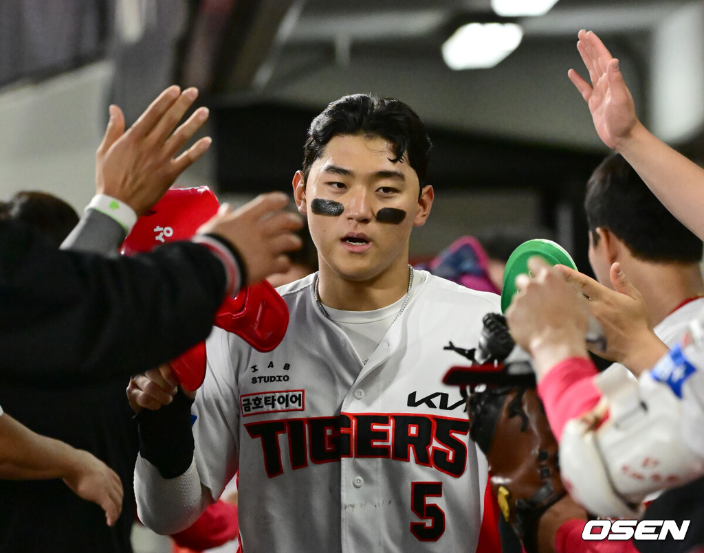 15일 오후 광주 북구 기아챔피언스필드에서 ‘2025 신한 SOL Bank KBO리그’ KIA 타이거즈와 롯데 자이언츠의 경기가 열렸다.KIA는 선발투수로 올러, 롯데는 나균안을 내세웠다.3회말 무사 만루 KIA 김선빈의 2타점 적시타 때 2루주자 김도영이 득점을 올린 뒤 더그아웃에서 동료 선수들과 기쁨을 나누고 있다. 2025.05.15 / ksl0919@osen.co.kr