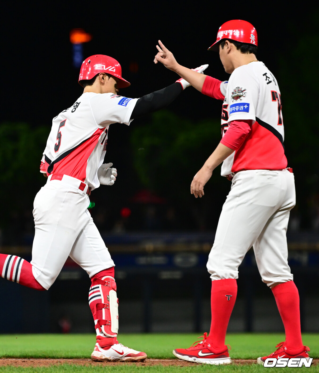 15일 오후 광주 북구 기아챔피언스필드에서 ‘2025 신한 SOL Bank KBO리그’ KIA 타이거즈와 롯데 자이언츠의 경기가 열렸다.KIA는 선발투수로 올러, 롯데는 나균안을 내세웠다.7회말 KIA 선두타자 김도영이 솔로 홈런을 날린 뒤 조재영 코치와 하이파이브를 하고 있다. 2025.05.15 / ksl0919@osen.co.kr