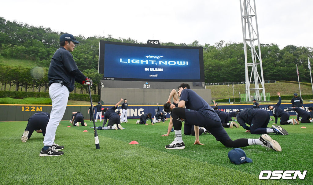 16일 울산 문수야구장에서 2025 신한 SOL 뱅크 KBO 리그 NC 다이노스와 키움 히어로즈의 경기가 열린다. 홈팀 NC는 최성영이, 방문팀 키움은 김선기가 선발로 출전한다.NC 다이노스 선수들이 대체 홈구장인 울산 문수야구장에 도착해 몸을 풀고 있다. 2025.05.16 / foto0307@osen.co.kr