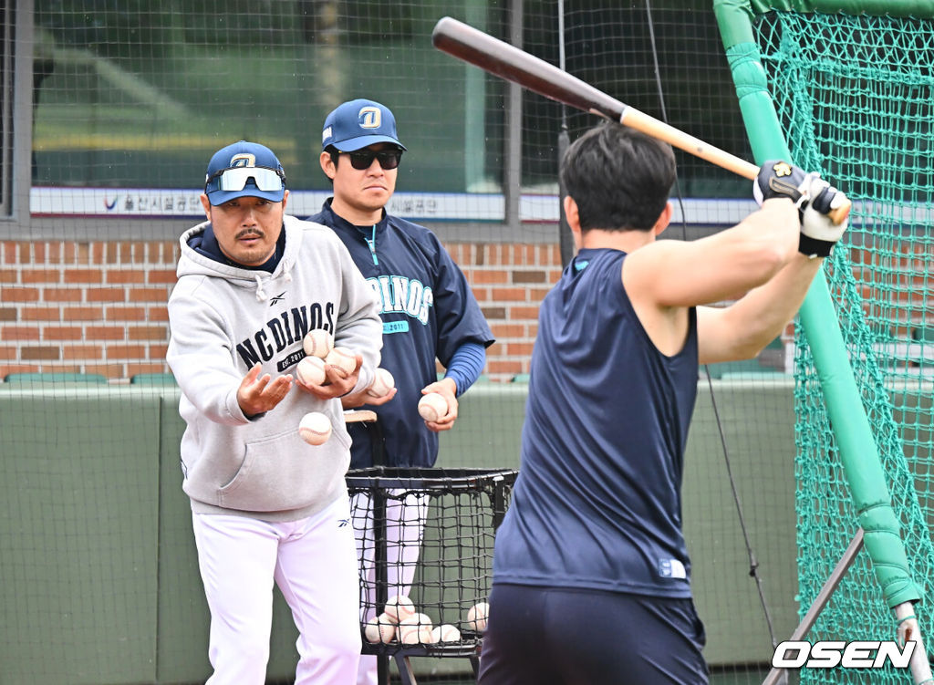 16일 울산 문수야구장에서 2025 신한 SOL 뱅크 KBO 리그 NC 다이노스와 키움 히어로즈의 경기가 열린다. 홈팀 NC는 최성영이, 방문팀 키움은 김선기가 선발로 출전한다.NC 다이노스 이호준 감독이 대체 홈구장인 울산 문수야구장에서 선수들의 훈련을 돕고 있다. 2025.05.16 / foto0307@osen.co.kr