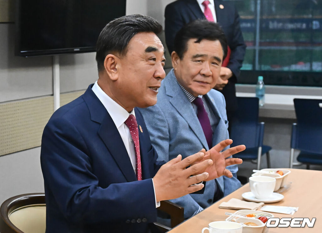 16일 울산 문수야구장에서 열릴 예정이던 2025 신한 SOL 뱅크 KBO 리그 NC 다이노스와 키움 히어로즈의 경기가 비로 취소됐다. NC 다이노스의 대체홈인 울산 문수야구장에서의 첫 경기는 내일 더블헤더로 열리게 됐다.김두겸 울산 시장이 허구연 KBO 총재와 이진만 NC 다이노스 대표와 울산 문수야구장에서 감사 티타임을 갖고 있다. 2025.05.16 / foto0307@osen.co.kr