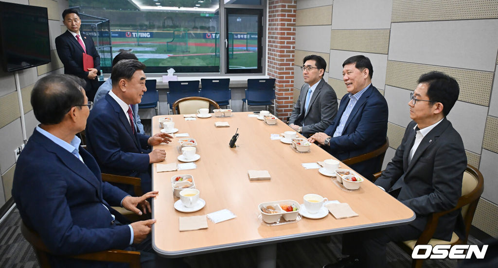 16일 울산 문수야구장에서 열릴 예정이던 2025 신한 SOL 뱅크 KBO 리그 NC 다이노스와 키움 히어로즈의 경기가 비로 취소됐다. NC 다이노스의 대체홈인 울산 문수야구장에서의 첫 경기는 내일 더블헤더로 열리게 됐다.허구연 KBO 총재(오른쪽 가운데)와 이진만 NC 다이노스 대표가 울산 문수야구장에서 김두겸 울산 시장(왼쪽 가운데)과 함께 감사 티타임을 갖고 있다. 2025.05.16 / foto0307@osen.co.kr