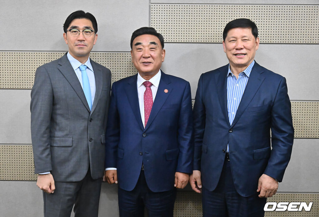 16일 울산 문수야구장에서 열릴 예정이던 2025 신한 SOL 뱅크 KBO 리그 NC 다이노스와 키움 히어로즈의 경기가 비로 취소됐다. NC 다이노스의 대체홈인 울산 문수야구장에서의 첫 경기는 내일 더블헤더로 열리게 됐다.허구연 KBO 총재(오른쪽)와 이진만 NC 다이노스 대표(왼쪽)가 울산 문수야구장에서 김두겸 울산 시장과 함께 감사 티타임을 앞두고 기념 촬영을 하고 있다. 2025.05.16 / foto0307@osen.co.kr