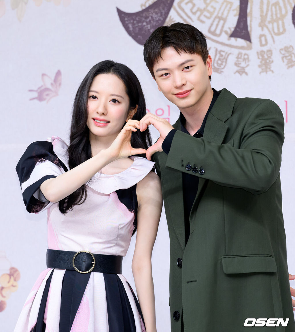 17일 오후 서울 목동 SBS에서 SBS 새 금토드라마 ‘귀궁’ 제작발표회가 열렸다.‘보물섬’ 후속으로 방송되는 SBS 새 금토드라마 ‘귀궁’은 영매의 운명을 거부하는 무녀 여리와 여리의 첫사랑 윤갑의 몸에 갇힌 이무기 강철이가 왕가에 원한을 품은 팔척귀에 맞닥뜨리며 몸과 혼이 단단히 꼬여버리는 육신 쟁탈 판타지 로코. 배우 김지연과 육성재가 포토타임을 가지고 있다. 2025.04.17 /sunday@osen.co.kr