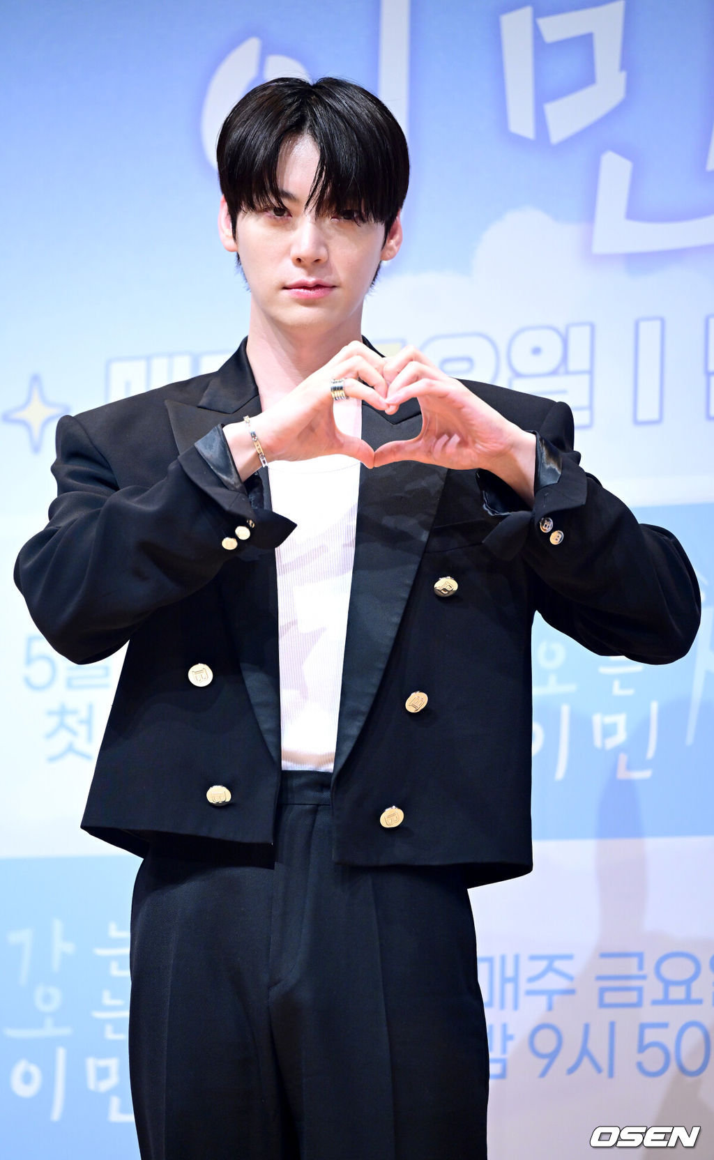 16일 오전 서울 여의도 KBS 아트홀에서 KBS 2TV 신규 예능 ‘가는정 오는정 이민정’(이하 ‘가오정’) 제작발표회가 열렸다.‘가오정’은 시골마을에 생필품을 실은 이동식 편의점을 배달하고 하룻밤을 보내며 다양한 이야기를 나눠보는 프로그램. 이민정이 메인 호스트로 나서며 붐, 안재현, 김정현, 김재원이 고정 멤버로 합류했다.배우 안재현이 포토타임을 하고 있다. 2025.05.16 / dreamer@osen.co.kr