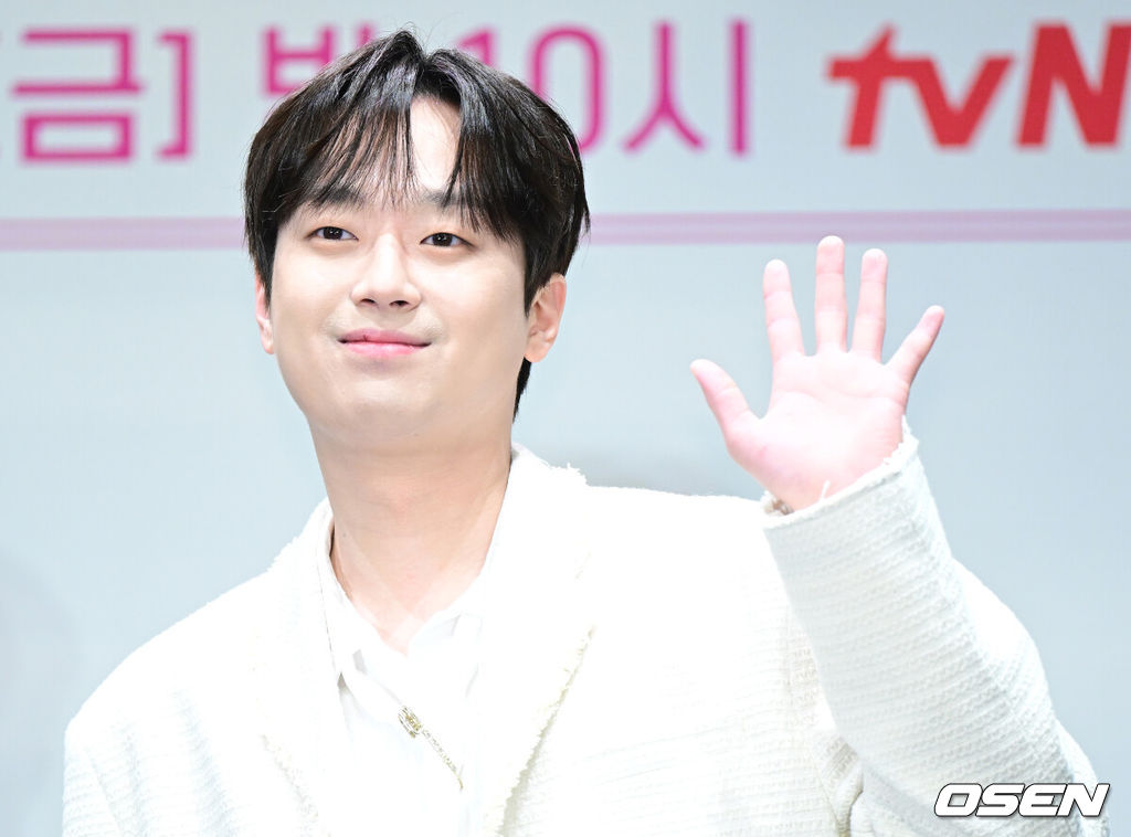 4일 오후 서울 라마다서울신도림호텔에서 tvN STORY ‘잘생긴 트롯’ 제작발표회가 열렸다.‘잘생긴 트롯’은 연예계 대표 12명의 남자 스타들이 트롯에 진정성을 가지고 도전하는 신(新) 음악 예능이다.진행자로 나서는 가수 이찬원이 포토타임을 하고 있다. 2025.02.04 / dreamer@osen.co.kr