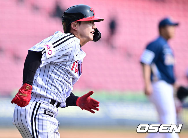 17일 오후 서울 잠실야구장에서 2025 신한 SOL뱅크 KBO 리그 시범경기 LG 트윈스와 NC 다이노스의 경기가 열렸다.홈팀 LG는 에르난데스를, 원정팀 NC는 김태경을 선발 투수로 내세웠다.7회말 1사 LG 최원영이 2루타를 날리고 있다. 2024.03.17 /cej@osen.co.kr