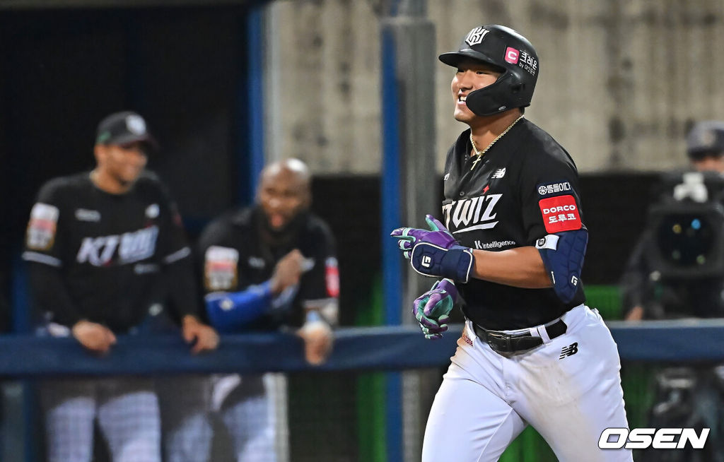 14일 포항야구장에서 2025 신한 SOL 뱅크 KBO 리그 삼성 라이온즈와 KT 위즈의 경기가 열렸다. 홈팀 삼성은 원태인이, 방문팀 KT는 소형준이 선발로 출전했다.KT 위즈 안현민이 6회초 좌월 솔로 홈런을 치고 그라운드를 돌고 있다. 2025.05.14 / foto0307@osen.co.kr