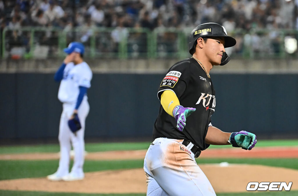 14일 포항야구장에서 2025 신한 SOL 뱅크 KBO 리그 삼성 라이온즈와 KT 위즈의 경기가 열렸다. 홈팀 삼성은 원태인이, 방문팀 KT는 소형준이 선발로 출전했다.KT 위즈 안현민이 6회초 좌월 솔로 홈런을 치고 그라운드를 돌고 있다. 2025.05.14 / foto0307@osen.co.kr
