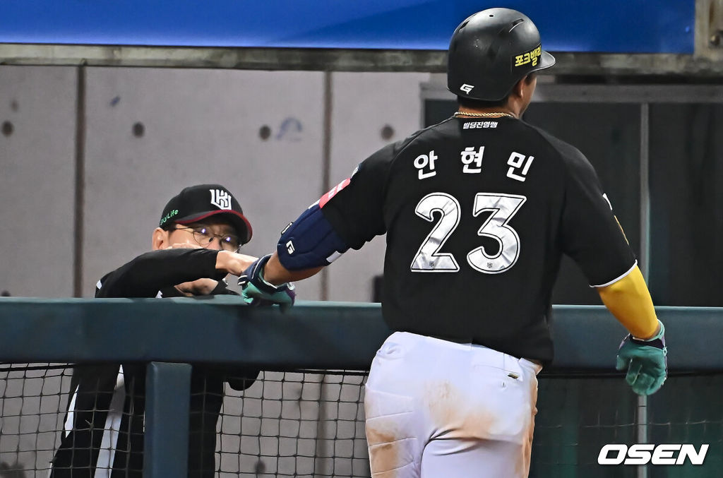 14일 포항야구장에서 2025 신한 SOL 뱅크 KBO 리그 삼성 라이온즈와 KT 위즈의 경기가 열렸다. 홈팀 삼성은 원태인이, 방문팀 KT는 소형준이 선발로 출전했다.KT 위즈 안현민이 6회초 좌월 솔로 홈런을 치고 이강철 감독과 하이파이브를 하고 있다. 2025.05.14 / foto0307@osen.co.kr