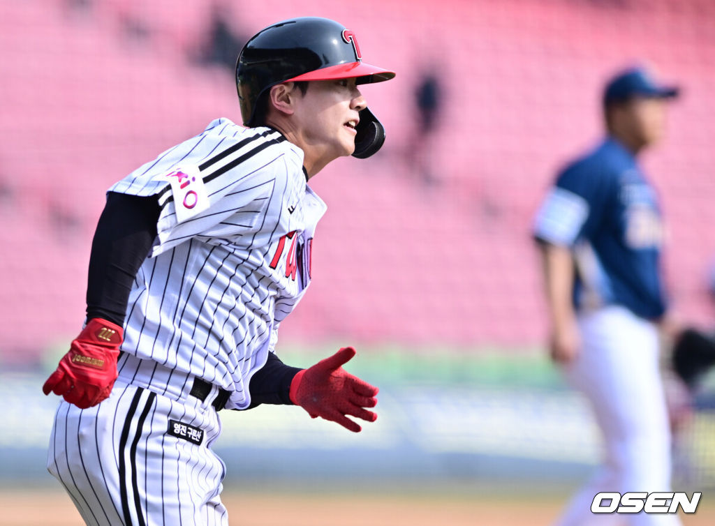 17일 오후 서울 잠실야구장에서 2025 신한 SOL뱅크 KBO 리그 시범경기 LG 트윈스와 NC 다이노스의 경기가 열렸다.홈팀 LG는 에르난데스를, 원정팀 NC는 김태경을 선발 투수로 내세웠다.7회말 1사 LG 최원영이 2루타를 날리고 있다. 2024.03.17 /cej@osen.co.kr