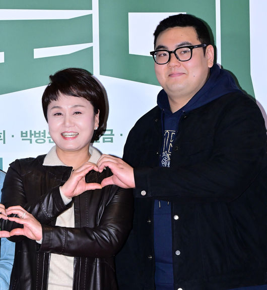 31일 오후 서울 잠실 롯데시네마 월드타워에서 영화 ‘로비’ VIP 시사회 포토월 행사가 열렸다.‘로비'는 연구밖에 모르던 스타트업 대표 창욱(하정우)이 4조 원의 국책사업을 따내기 위해 인생 첫 로비 골프를 시작하는 이야기. 오는 4월 2일 개봉.이경실, 손보승이 포토타임을 하고 있다. 2025.03.31 / jpnews@osen.co.kr