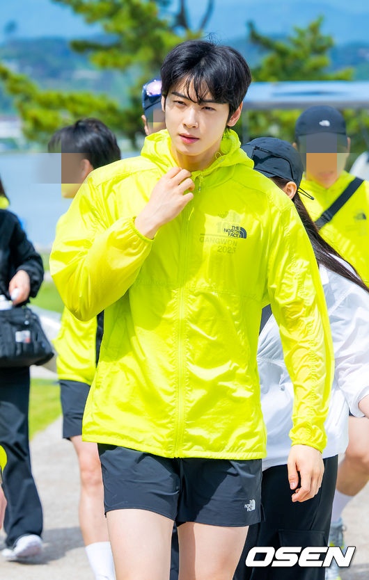 가수 겸 배우 차은우와 함께하는 국제 트레일러닝 대회 ‘TNF 100 강원' 행사가 17일 강원도 강릉시 초당동 경포호수광장에서 열렸다.