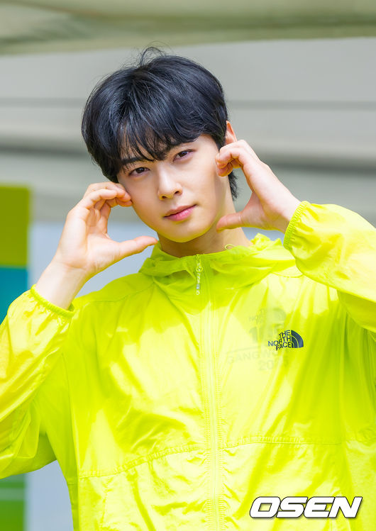 가수 겸 배우 차은우와 함께하는 국제 트레일러닝 대회 ‘TNF 100 강원' 행사가 17일 강원도 강릉시 초당동 경포호수광장에서 열렸다.