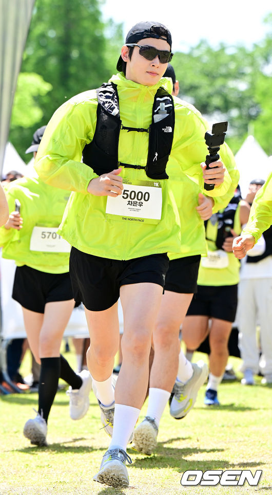 가수 겸 배우 차은우와 함께하는 국제 트레일러닝 대회 ‘TNF 100 강원' 행사가 17일 강원도 강릉시 초당동 경포호수광장에서 열렸다.