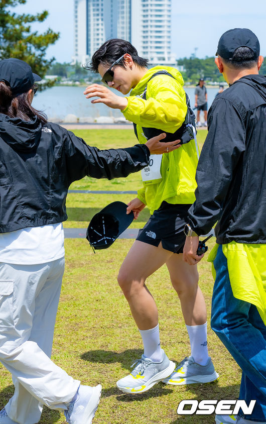 가수 겸 배우 차은우와 함께하는 국제 트레일러닝 대회 ‘TNF 100 강원' 행사가 17일 강원도 강릉시 초당동 경포호수광장에서 열렸다.