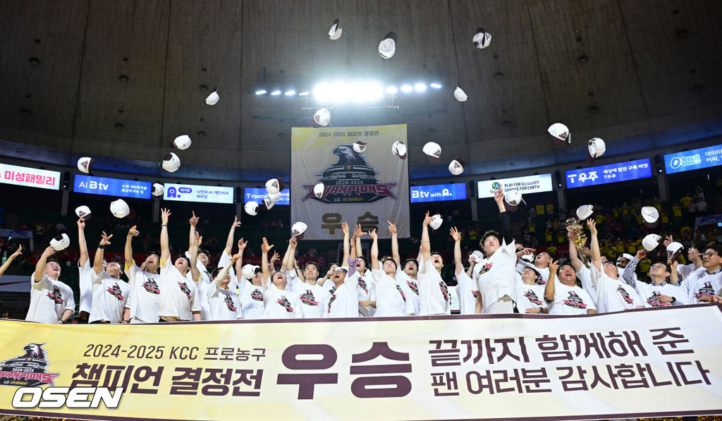 창원 LG가 창단 첫 우승의 영광을 쏘아 올렸다. 창원 LG는 17일 서울잠실학생체육관에서 열린 2024-2025 KCC 프로농구 챔피언결정전 7차전서 서울 SK에 62-58로 승리했다. 이날 승리로 LG는 지난 1997-1998 KBL 참가 후 창단 처음으로 챔피언결정전 정상에 올랐다. 챔피언 결정전 우승을 거머쥔 LG 조상현 감독을 비롯한 코칭스태프와 선수들이 모자를 던지며 기뻐하고 있다. 2025.05.17 / dreamer@osen.co.kr
