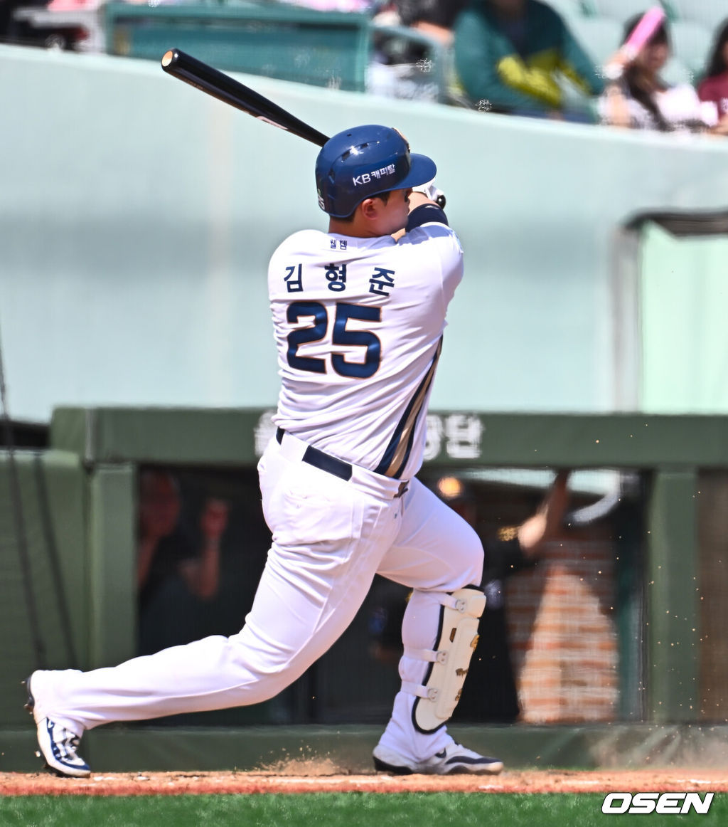 17일 울산 문수야구장에서 2025 신한 SOL 뱅크 KBO 리그 NC 다이노스와 키움 히어로즈의 더블헤더 1차전 경기가 열렸다. 홈팀 NC는 로건이, 방문팀 키움은 김선기가 선발로 나섰다.NC 다이노스 김형준이 7회말 2사 2루 좌중간 1타점 안타를 치고 있다. 2025.05.17 / foto0307@osen.co.kr