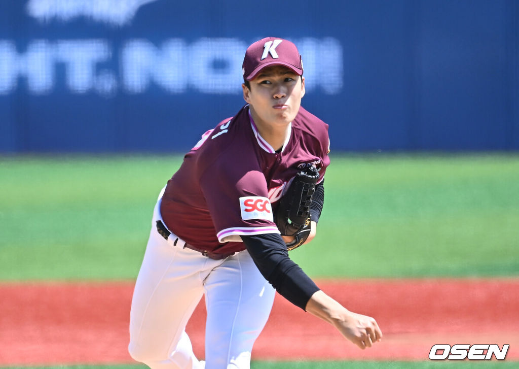 17일 울산 문수야구장에서 2025 신한 SOL 뱅크 KBO 리그 NC 다이노스와 키움 히어로즈의 더블헤더 1차전 경기가 열렸다. 홈팀 NC는 로건이, 방문팀 키움은 김선기가 선발로 나섰다.키움 히어로즈 선발 투수 김선기가 역투하고 있다. 2025.05.17 / foto0307@osen.co.kr