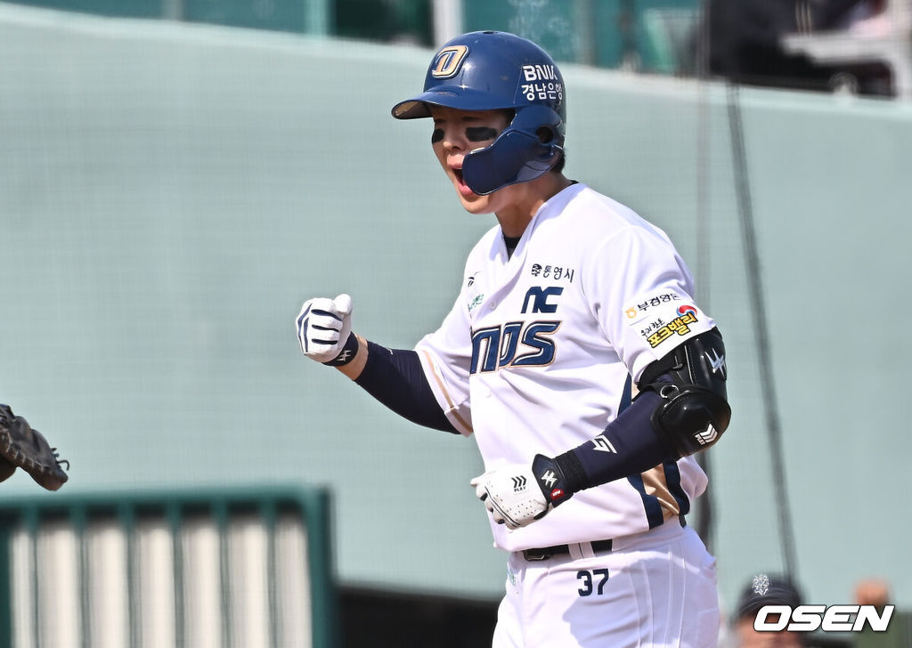 17일 울산 문수야구장에서 2025 신한 SOL 뱅크 KBO 리그 NC 다이노스와 키움 히어로즈의 더블헤더 1차전 경기가 열렸다. 홈팀 NC는 로건이, 방문팀 키움은 김선기가 선발로 나섰다.NC 다이노스 박건우가 5회말 무사 좌중월 동점 솔로 홈런을 치고 환호하고 있다. 2025.05.17 / foto0307@osen.co.kr