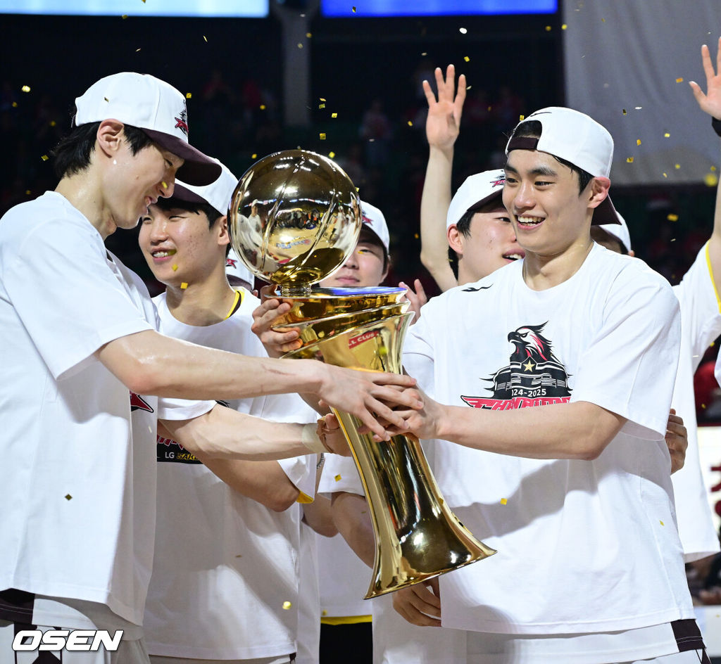 창원 LG가 창단 첫 우승의 영광을 쏘아 올렸다. 창원 LG는 17일 서울잠실학생체육관에서 열린 2024-2025 KCC 프로농구 챔피언결정전 7차전서 서울 SK에 62-58로 승리했다. 이날 승리로 LG는 지난 1997-1998 KBL 참가 후 창단 처음으로 챔피언결정전 정상에 올랐다. 챔피언 결정전 우승을 거머쥔 LG 유기상과 정인덕과 기뻐하고 있다. 2025.05.17 / dreamer@osen.co.kr