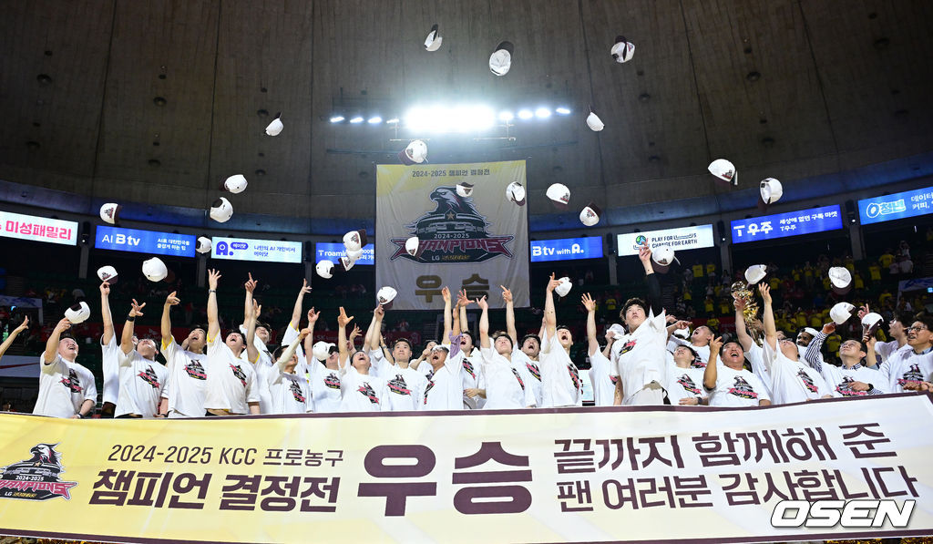 창원 LG가 창단 첫 우승의 영광을 쏘아 올렸다. 창원 LG는 17일 서울잠실학생체육관에서 열린 2024-2025 KCC 프로농구 챔피언결정전 7차전서 서울 SK에 62-58로 승리했다. 이날 승리로 LG는 지난 1997-1998 KBL 참가 후 창단 처음으로 챔피언결정전 정상에 올랐다. 챔피언 결정전 우승을 거머쥔 LG 조상현 감독을 비롯한 코칭스태프와 선수들이 모자를 던지며 기뻐하고 있다. 2025.05.17 / dreamer@osen.co.kr