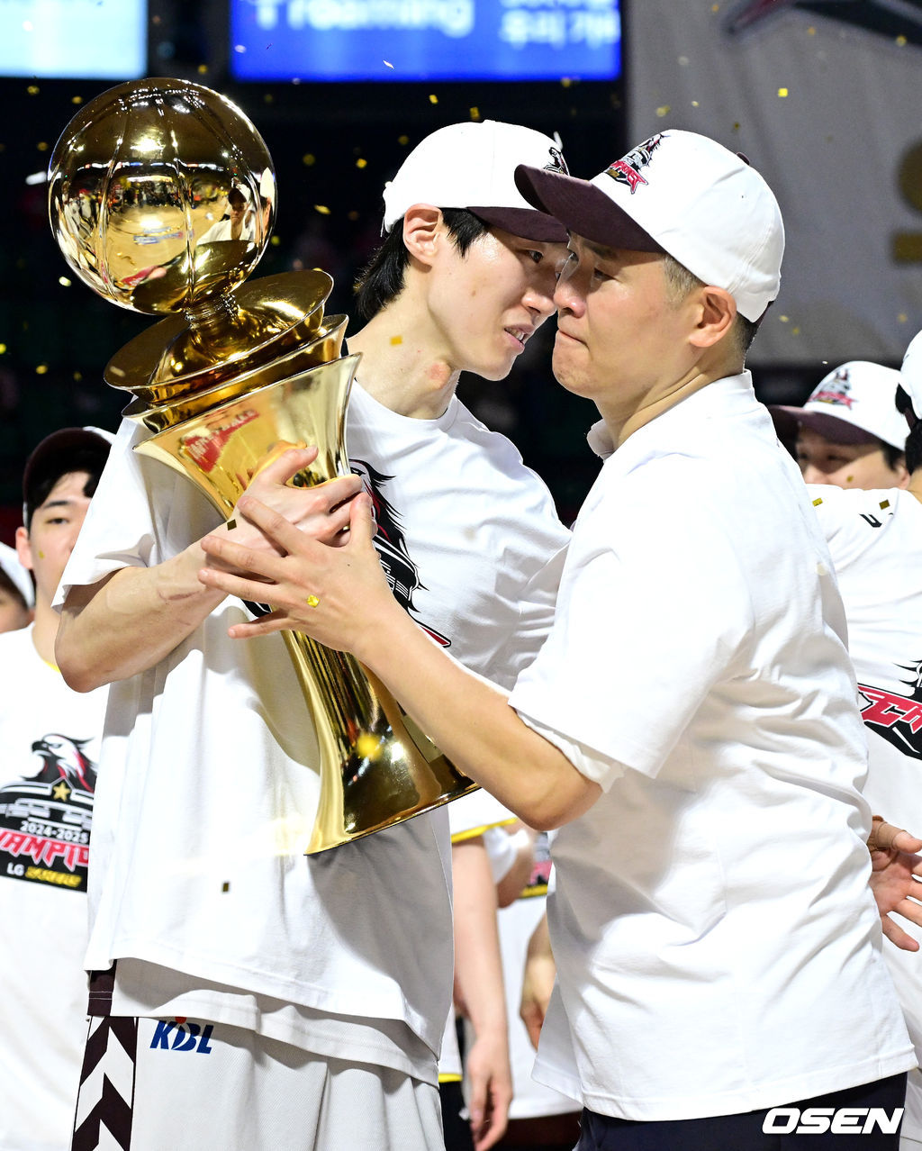 창원 LG가 창단 첫 우승의 영광을 쏘아 올렸다. 창원 LG는 17일 서울잠실학생체육관에서 열린 2024-2025 KCC 프로농구 챔피언결정전 7차전서 서울 SK에 62-58로 승리했다. 이날 승리로 LG는 지난 1997-1998 KBL 참가 후 창단 처음으로 챔피언결정전 정상에 올랐다. 챔피언 결정전 우승을 거머쥔 LG 조상현 감독이 정인덕과 기뻐하고 있다. 2025.05.17 / dreamer@osen.co.kr