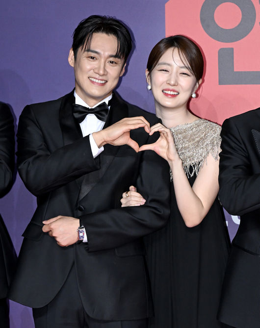 2023 SBS 연예대상 포토월 행사가 30일 서울 마포구 상암 SBS 프리즘타워에서 열렸다.오상진, 김소영 부부가 레드카펫을 밟으며 포즈를 취하고 있다. 2023.12.30/cej@osen.co.kr