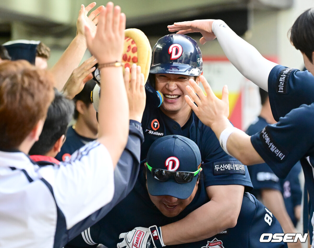 17일 오후 광주 북구 기아챔피언스필드에서 ‘2025 신한 SOL Bank KBO리그’ KIA 타이거즈와 두산 베어스의 더블헤더 2차전 경기가 열렸다.더블헤더 2차전 홈팀 KIA는 양현종, 원정팀 두산은 홍민규를 선발로 내세웠다.2회초 두산 선두타자 김재환이 동점 솔로 홈런을 날린 뒤 더그아웃에서 더그아웃에서 동료 선수들과 기쁨을 나누고 있다. 2025.05.17 / ksl0919@osen.co.kr