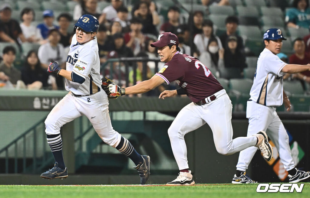 17일 울산 문수야구장에서 2025 신한 SOL 뱅크 KBO 리그 NC 다이노스와 키움 히어로즈의 더블헤더 2차전 경기가 열렸다. 홈팀 NC는 최성영이, 방문팀 키움은 김연주가 선발로 나섰다.NC 다이노스 박민우가 6회말 1사 1,3루 천재환의 3루 땅볼때 홈으로 향하다 아웃되고 있다. 2025.05.17 / foto0307@osen.co.kr