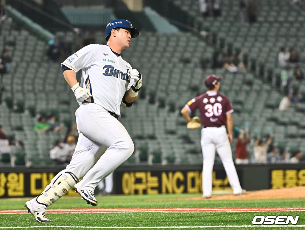 17일 울산 문수야구장에서 2025 신한 SOL 뱅크 KBO 리그 NC 다이노스와 키움 히어로즈의 더블헤더 2차전 경기가 열렸다. 홈팀 NC는 최성영이, 방문팀 키움은 김연주가 선발로 나섰다.NC 다이노스 김형준이 9회말 좌월 솔로 홈런을 치고 그라운드를 돌고 있다. 2025.05.17 / foto0307@osen.co.kr
