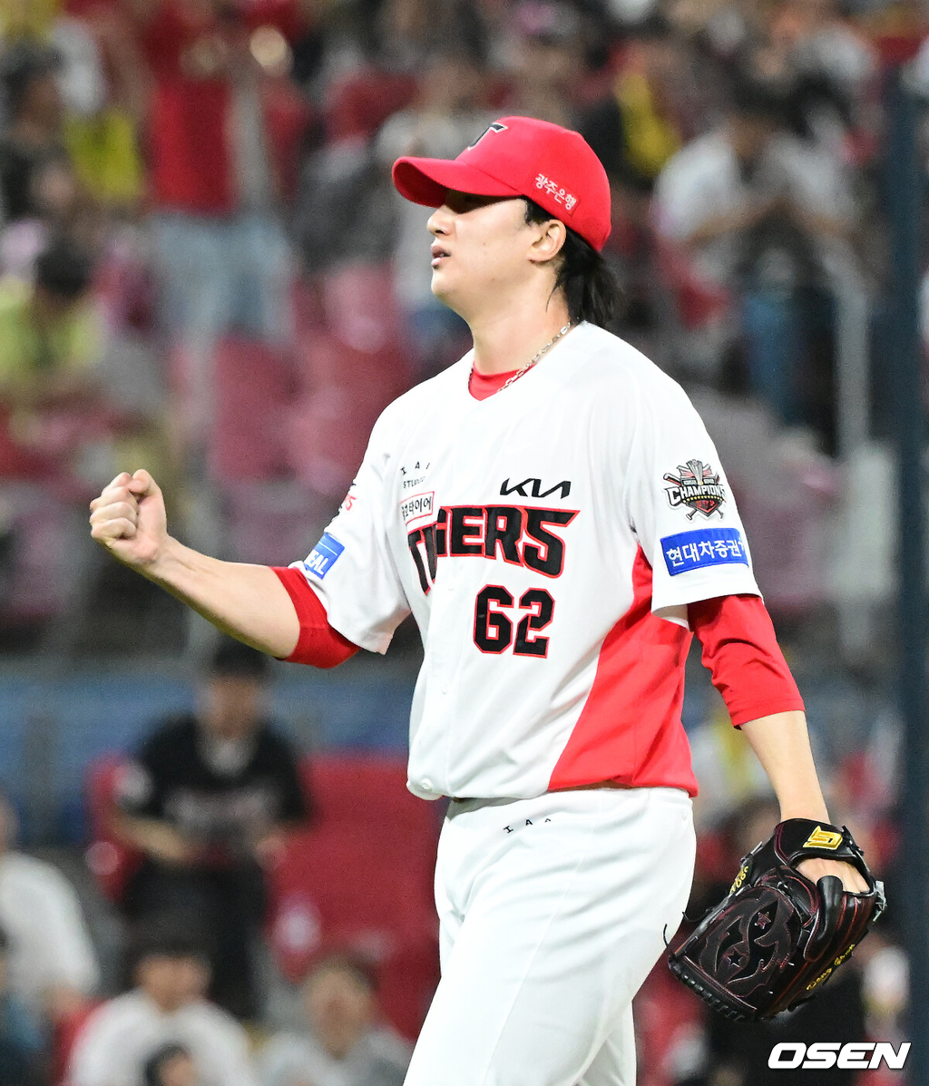 KIA 타이거즈가 3연승을 질주하며 5할 승률을 눈 앞에 두었다. KIA는 17일 광주-기아 챔피언스필드에서 열린 2025 신한은행 SOL bank KBO리그 두산 베어스와 더블헤더 2차전을 4-1로 이겼다. 선발 양현종이 6이닝 1실점으로 호투했다. 최원준이 결승 투런홈런을 날렸다. 1차전에 이어 더블헤더를 모두 잡고 3연승과 함께 21승22패를 기록했다. 승리가 확정된 순간 KIA 정해영이 기뻐하고 있다. 2025.05.17 / ksl0919@osen.co.kr