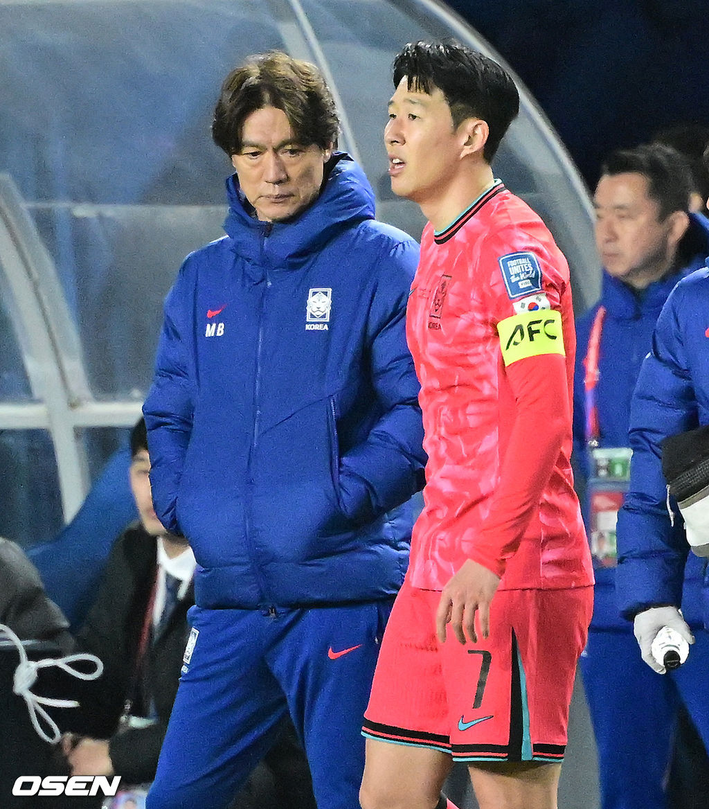홍명보호가 이번에도 승리하지 못했다. 요르단과 아쉬운 무승부를 거두면서 3경기 연속 승점 1점을 추가하는 데 만족해야 했다.홍명보 감독이 이끄는 대한민국 축구대표팀은 25일 오후 8시 수원월드컵경기장에서 열린 2026 국제축구연맹(FIFA) 북중미 월드컵 아시아지역 3차 예선 B조 8차전에서 요르단과 1-1로 비겼다.이제 한국은 승점 16(4승 4무)으로 불안한 조 1위를 유지 중이다. 2위 요르단(승점 13), 한 경기 덜 치른 이라크(승점 12)와 격차가 크지 않다. 6월 A매치 결과에 따라 뒤집힐 가능성도 충분하다.후반 대한민국 홍명보 감독이 생각에 잠겨 있다. 2025.03.25 / jpnews@osen.co.kr