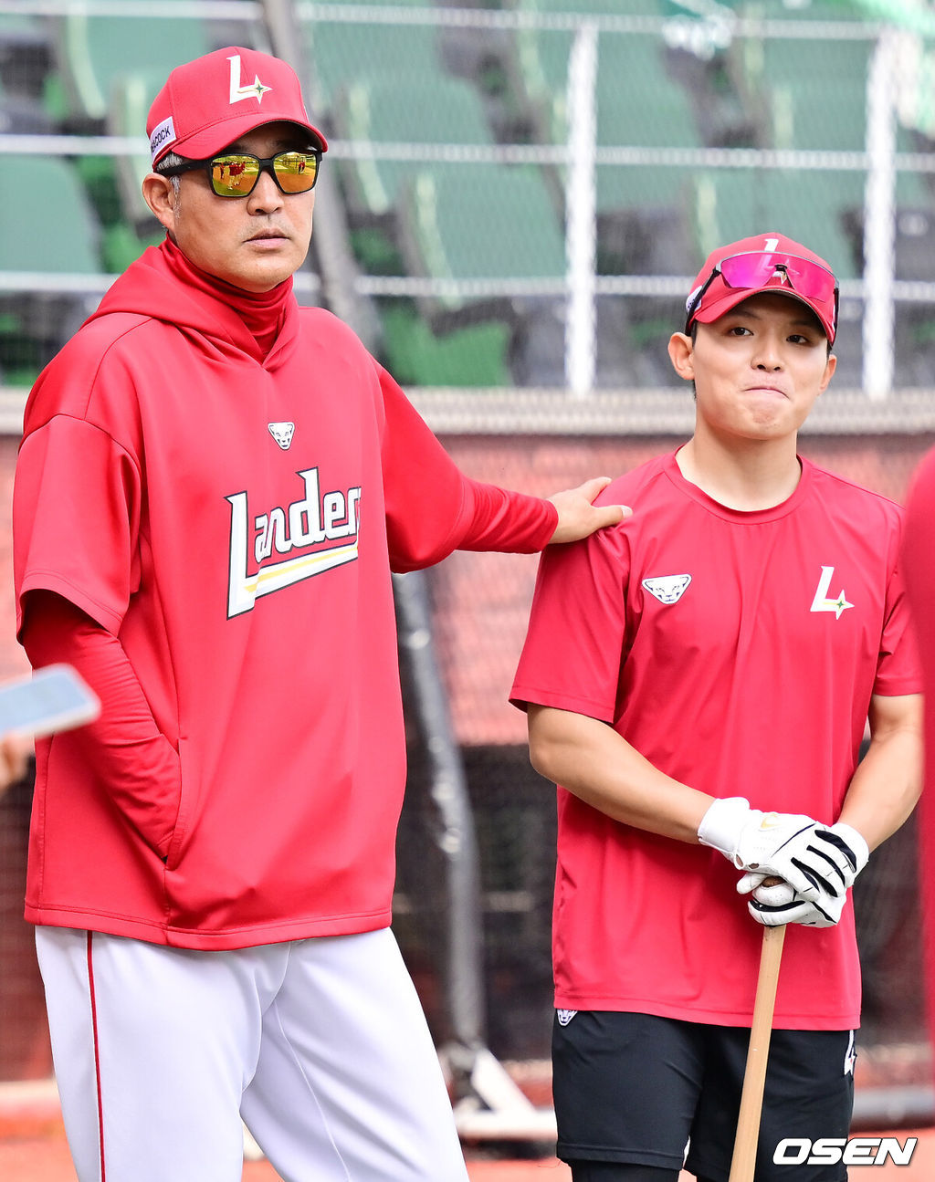 SSG 이숭용 감독이 타격 연습을 마친 정준재를 격려하고 있다. 2025.05.15 / rumi@osen.co.kr