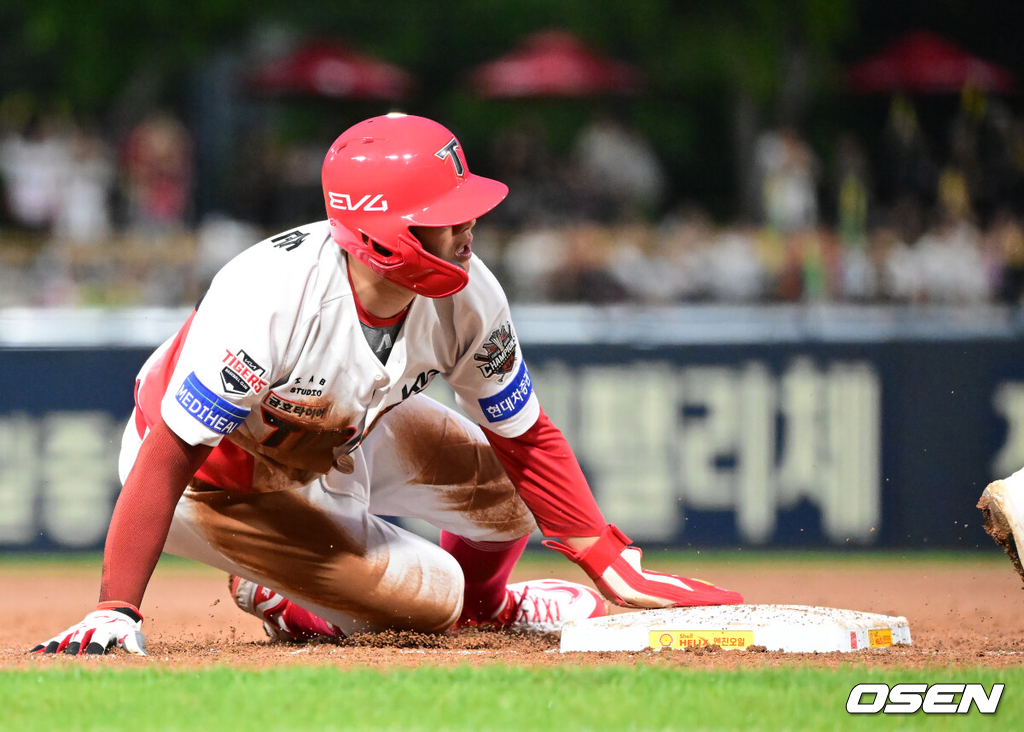 15일 오후 광주 북구 기아챔피언스필드에서 ‘2025 신한 SOL Bank KBO리그’ KIA 타이거즈와 롯데 자이언츠의 경기가 열렸다.KIA는 선발투수로 올러, 롯데는 나균안을 내세웠다.3회말 무사 2루 KIA 박찬호의 타석 때 2루주자 최원준이 3루 도루성공 하고 있다. 2025.05.15 / ksl0919@osen.co.kr