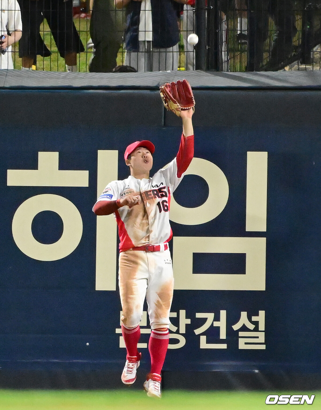 15일 오후 광주 북구 기아챔피언스필드에서 ‘2025 신한 SOL Bank KBO리그’ KIA 타이거즈와 롯데 자이언츠의 경기가 열렸다.KIA는 선발투수로 올러, 롯데는 나균안을 내세웠다.9회초 1사 KIA 우익수 최원준이 롯데 정훈의 외야플라이 타구를 잡아내고 있다. 2025.05.15 / ksl0919@osen.co.kr