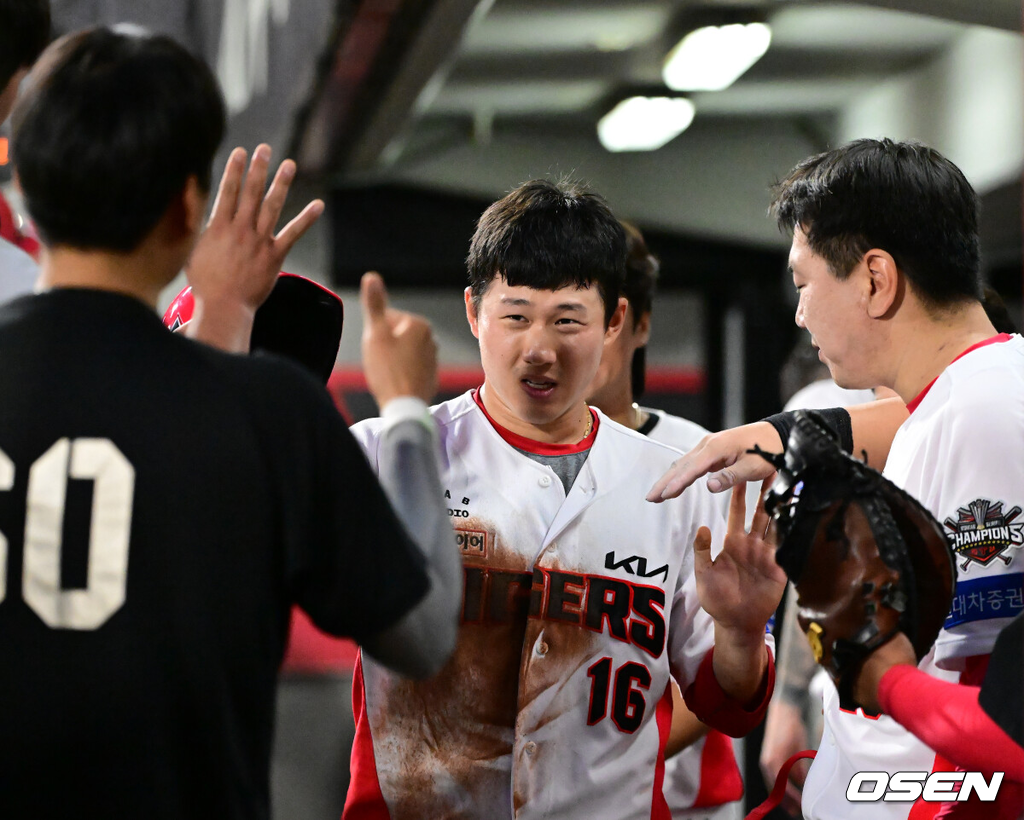 15일 오후 광주 북구 기아챔피언스필드에서 ‘2025 신한 SOL Bank KBO리그’ KIA 타이거즈와 롯데 자이언츠의 경기가 열렸다.KIA는 선발투수로 올러, 롯데는 나균안을 내세웠다.3회말 무사 1, 3루 KIA 오선우의 동점 1타점 적시타 때 3루주자 최원준이 득점을 올린 뒤 더그아웃에서 동료 선수들과 기쁨을 나누고 있다. 2025.05.15 / ksl0919@osen.co.kr