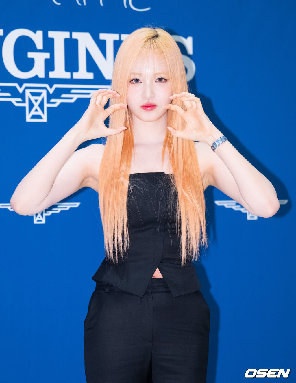 20일 오전 경기 성남시 현대백화점 판교점에서 한 스위스 럭셔리 워치 브랜드의 부티크 리뉴얼 오픈 기념 포토월 행사가 열렸다. 이날 행사에는 배우 강하늘, 아이브 레이-리즈가 참석했다.  아이브 리즈가 포즈를 취하고 있다. 2025.02.20 / ksl0919@osen.co.kr