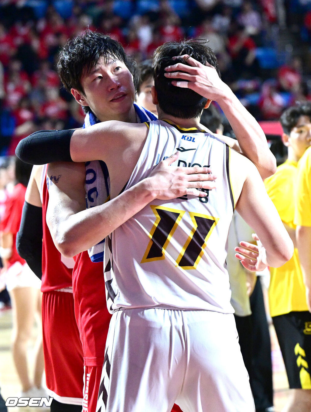 창원 LG가 창단 첫 우승의 영광을 쏘아 올렸다. 창원 LG는 17일 서울잠실학생체육관에서 열린 2024-2025 KCC 프로농구 챔피언결정전 7차전서 서울 SK에 62-58로 승리했다. 이날 승리로 LG는 지난 1997-1998 KBL 참가 후 창단 처음으로 챔피언결정전 정상에 올랐다. 챔피언 결정전 우승을 거머쥔 LG 허일영과 SK 오세근이 인사를 나누고 있다. 2025.05.17 / dreamer@osen.co.kr