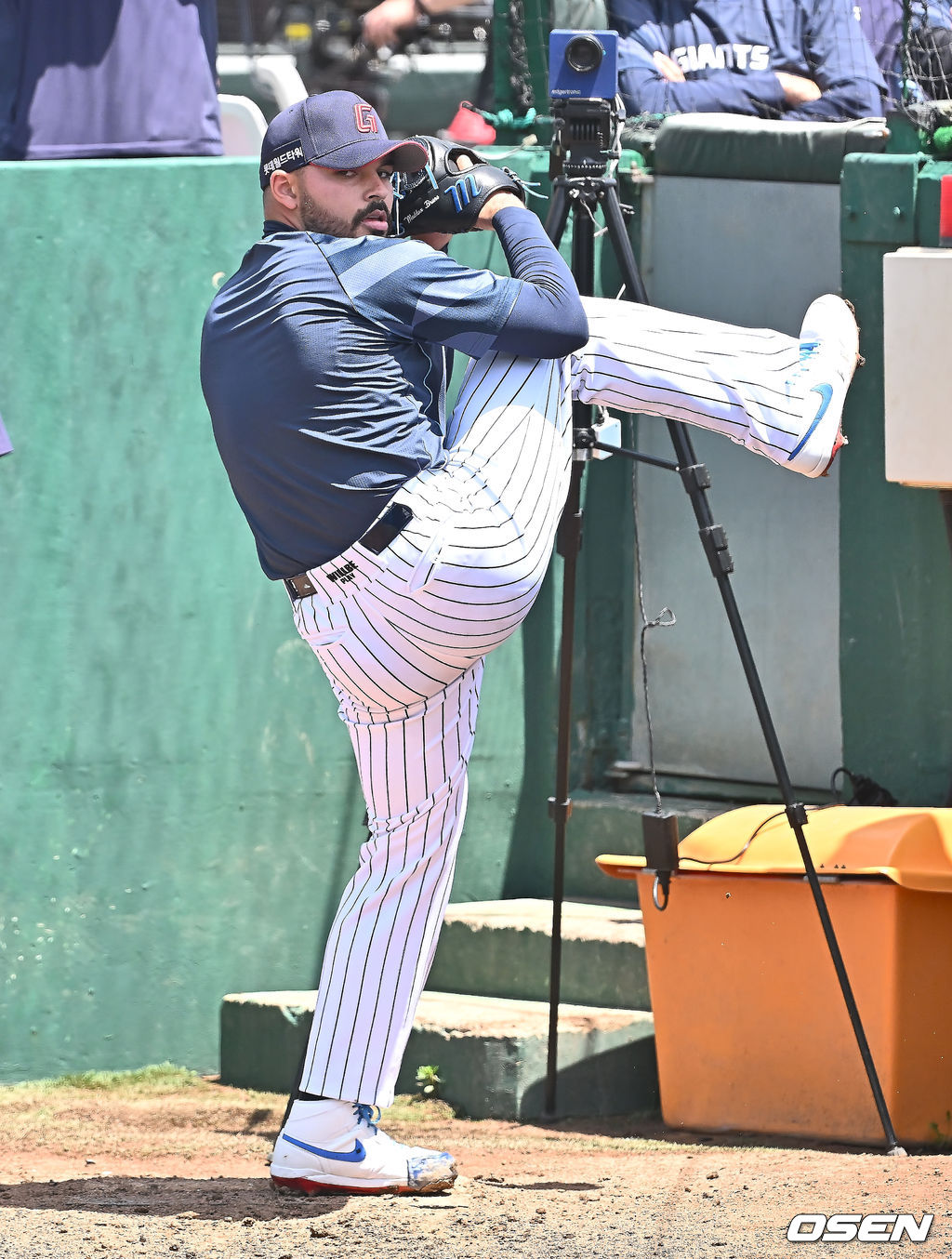 18일 부산 사직야구장에서 2025 신한 SOL 뱅크 KBO 리그 롯데 자이언츠와 삼성 라이온즈의 경기가 열린다. 홈팀 롯데는 데이비슨, 방문팀 삼성은 이승현이 선발 출전한다.롯데 자이언츠 새 외국인 투수 감보아가 불펜에서 투구를 선보이고 있다. 2025.05.18 / foto0307@osen.co.kr