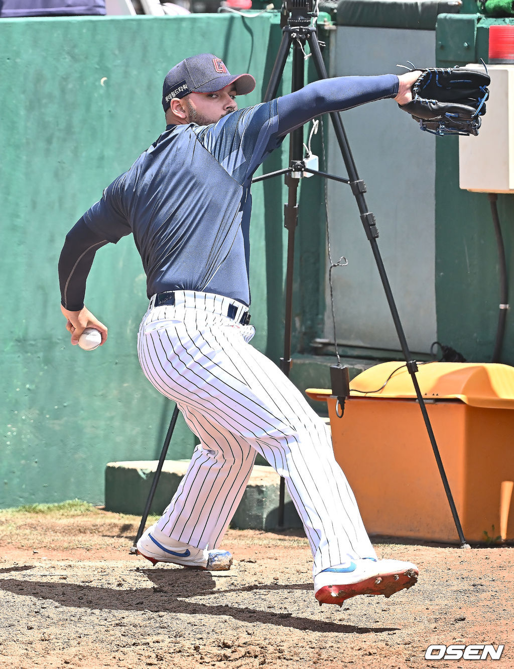 18일 부산 사직야구장에서 2025 신한 SOL 뱅크 KBO 리그 롯데 자이언츠와 삼성 라이온즈의 경기가 열린다. 홈팀 롯데는 데이비슨, 방문팀 삼성은 이승현이 선발 출전한다.롯데 자이언츠 새 외국인 투수 감보아가 불펜에서 투구를 선보이고 있다. 2025.05.18 / foto0307@osen.co.kr