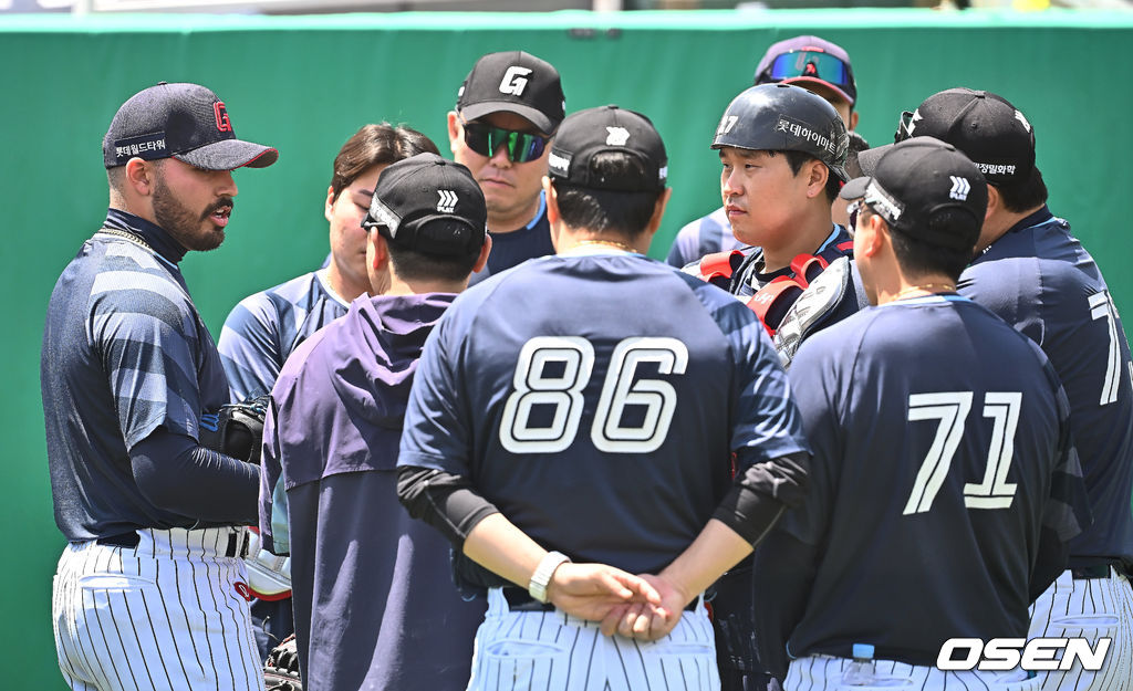 18일 부산 사직야구장에서 2025 신한 SOL 뱅크 KBO 리그 롯데 자이언츠와 삼성 라이온즈의 경기가 열린다. 홈팀 롯데는 데이비슨, 방문팀 삼성은 이승현이 선발 출전한다.롯데 자이언츠 새 외국인 투수 감보아가 불펜에서 투구를 마치고 얘기하고 있다. 2025.05.18 / foto0307@osen.co.kr