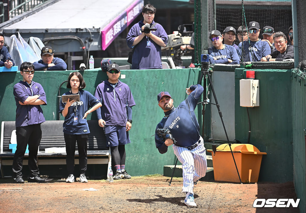 18일 부산 사직야구장에서 2025 신한 SOL 뱅크 KBO 리그 롯데 자이언츠와 삼성 라이온즈의 경기가 열린다. 홈팀 롯데는 데이비슨, 방문팀 삼성은 이승현이 선발 출전한다.롯데 자이언츠 새 외국인 투수 감보아가 불펜에서 투구를 선보이고 있다. 2025.05.18 / foto0307@osen.co.kr