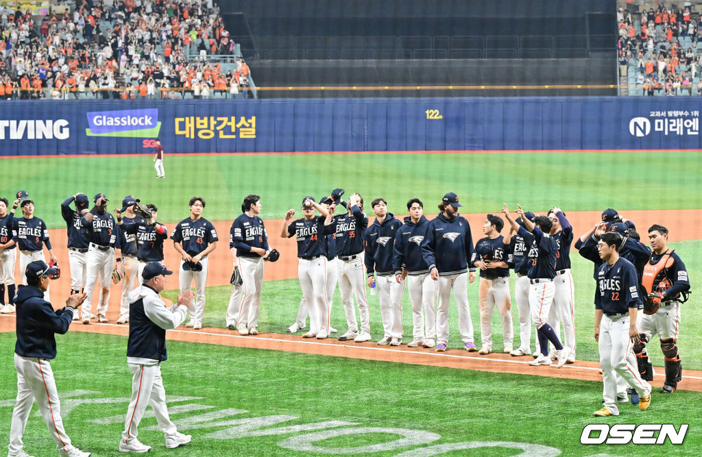 프로야구 한화 이글스가 파죽의 12연승을 질주했다.한화는 11일 서울 고척스카이돔에서 열린 ‘2025 신한은행 SOL Bank KBO리그’ 키움 히어로즈와의 경기에서 8-0 완승을 거뒀다. 이날 승리로 한화는 11연승에 성공했다. 1992년 5월 23일 청주 쌍방울 더블헤더 2차전 승리 이후 1만2041일 만에 12연승이다. 경기종료 후 한화 선수들이 승리의 기쁨을 나누고 있다. 2025.05.11 / soul1014@osen.co.kr