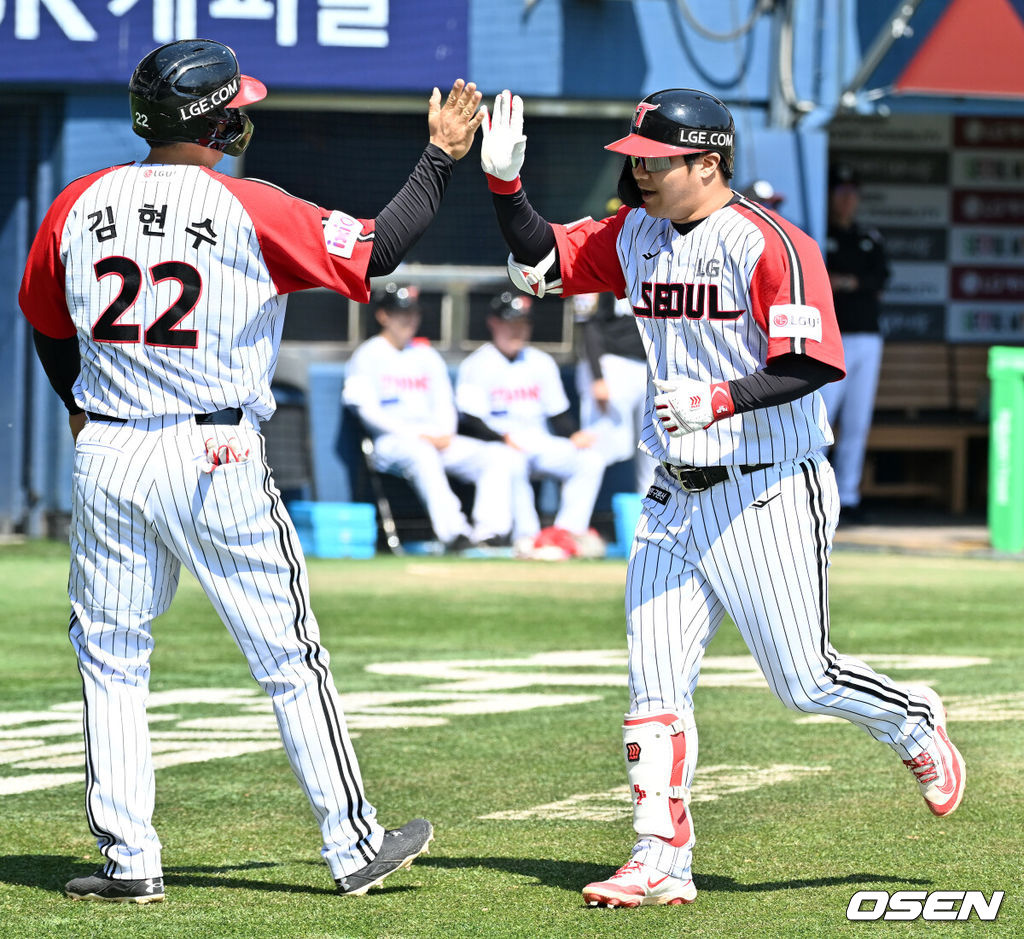 18일 오후 서울 잠실야구장에서 2025 신한 SOL Bank KBO리그 LG 트윈스와 KT 위즈의 경기가 열렸다.LG는 치리노스, KT는 헤이수스를 선발 투수로 내세웠다.3회말 1사 주자 1루 LG 문보경이 타석에서 달아나는 우월 투런 홈런을 때린 후 김현수와 하이파이브를 하고 있다. 2025.05.18 /rumi@osen.co.kr