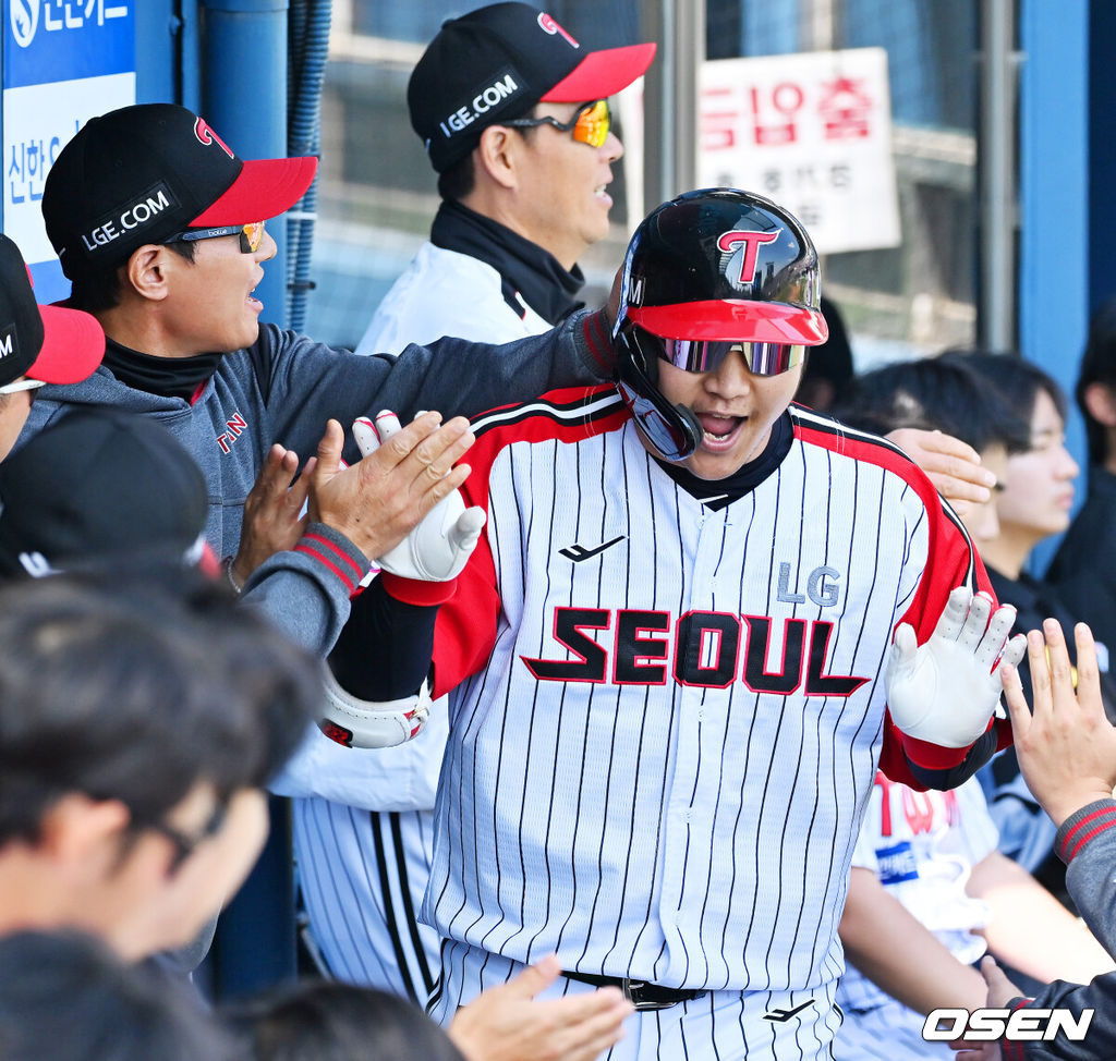 18일 오후 서울 잠실야구장에서 2025 신한 SOL Bank KBO리그 LG 트윈스와 KT 위즈의 경기가 열렸다.LG는 치리노스, KT는 헤이수스를 선발 투수로 내세웠다.3회말 1사 주자 1루 LG 문보경이 타석에서 달아나는 우월 투런 홈런을 때린 후 덕아웃에서 염경엽 감독과 하이파이브를 하고 있다. 2025.05.18 /rumi@osen.co.kr