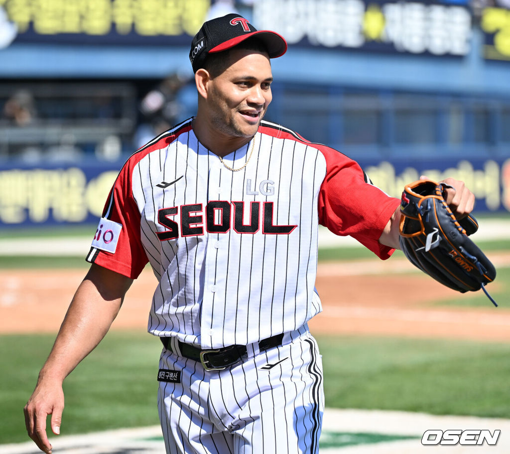 18일 오후 서울 잠실야구장에서 2025 신한 SOL Bank KBO리그 LG 트윈스와 KT 위즈의 경기가 열렸다.LG는 치리노스, KT는 헤이수스를 선발 투수로 내세웠다.5회초를 마친 LG 선발 치리노스가 덕아웃으로 향하며 기뻐하고 있다. 2025.05.18 /rumi@osen.co.kr
