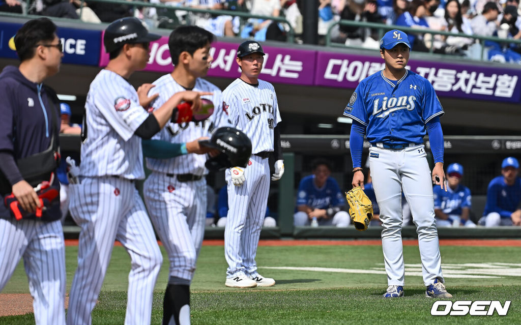 18일 부산 사직야구장에서 2025 신한 SOL 뱅크 KBO 리그 롯데 자이언츠와 삼성 라이온즈의 경기가 열렸다. 홈팀 롯데는 데이비슨, 방문팀 삼성은 이승현이 선발 출전했다.삼성 라이온즈 이승현이 5회말 롯데 자이언츠 장두성의 머리를 맞추고 당황해 하고 있다. 2025.05.18 / foto0307@osen.co.kr