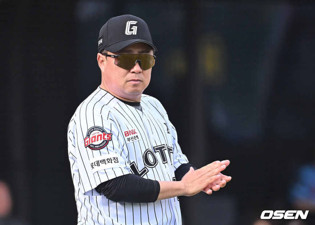 18일 부산 사직야구장에서 2025 신한 SOL 뱅크 KBO 리그 롯데 자이언츠와 삼성 라이온즈의 경기가 열렸다. 홈팀 롯데는 데이비슨, 방문팀 삼성은 이승현이 선발 출전했다.롯데 자이언츠 김태형 감독이 삼성 라이온즈에 6-3으로 승리한 후 선수들에게 축하 박수를 보내고 있다. 2025.05.18 / foto0307@osen.co.kr